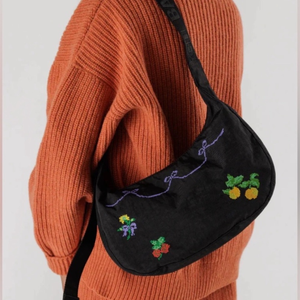 BAGGU NWT Medium Crescent cross stitch - Picture 2 of 3